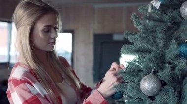 Sarışın genç kadın decorting Noel ağacı