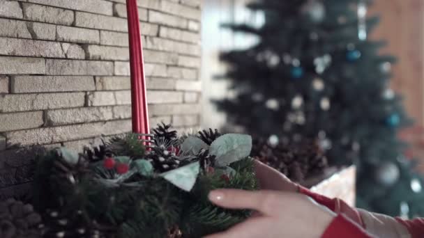 Mujer decorando casa en Navidad — Vídeos de Stock