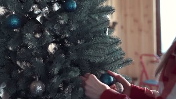 Mujer poniendo bolas en el árbol de Navidad — Vídeos de Stock