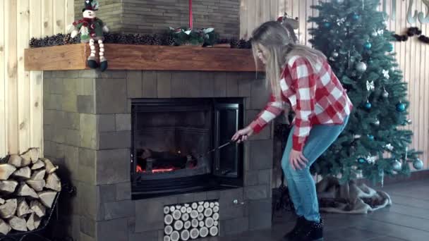 Woman raking up the fire — Stock Video