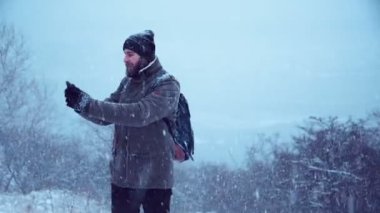 GPS sinyali bulmak çalışan adam