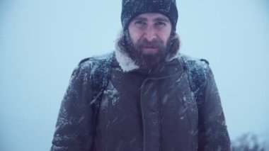 Karda sakallı gülümseyen adam