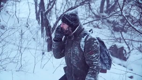 Hombre con radio portátil hablando — Vídeo de stock