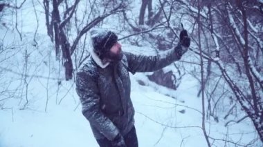 Sakallı adam olun video karlı ormanda kaydı