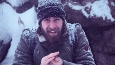 Soğuk su toplama sürtünme adam eller