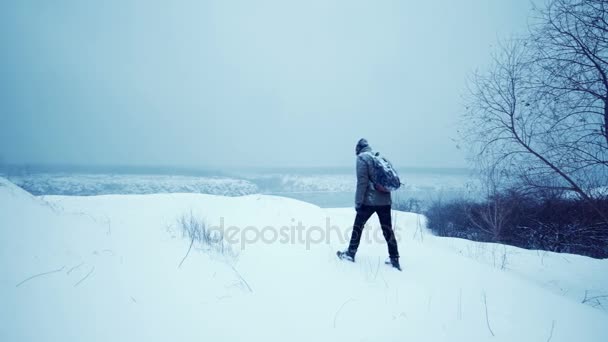 Mannen vandrade i winter woods — Stockvideo