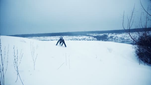 El hombre cansado cae boca abajo durante la nieve — Vídeos de Stock