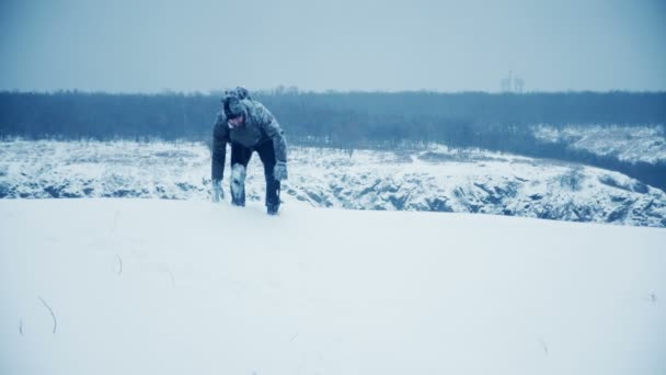 Уставший падает лицом вниз во время снега — стоковое видео