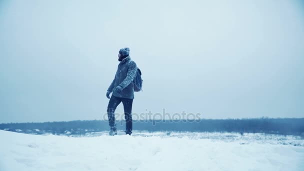 Hombre alegría y levanta las manos — Vídeos de Stock