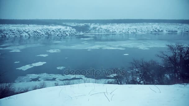 Il fiume invernale con blocchi di ghiaccio — Video Stock