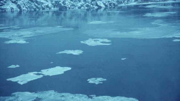 Зимова річка з крижаними блоками — стокове відео