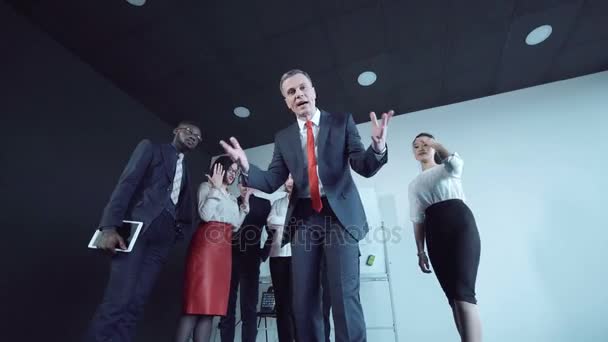 Hombre de negocios enojado gesticulando a cámara durante la presentación — Vídeos de Stock