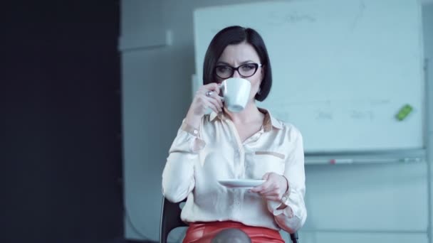 Жінка п'є з чашки — стокове відео