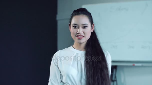 Mujer asiática en sala de conferencias — Vídeos de Stock