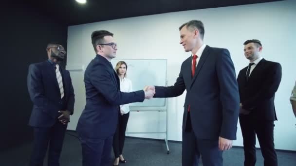 Businessmen shaking hands — Stock Video