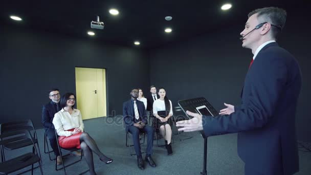 Empresario dando una presentación en una reunión — Vídeos de Stock