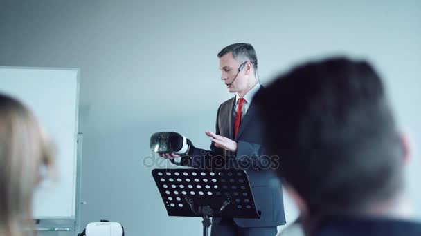 Homme d'affaires faisant la présentation du casque vr — Video