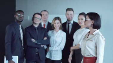 Gülümseyen kadın geri arkadaşları arıyorum
