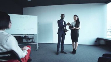 Adam sunan vr kulaklık