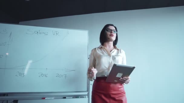 Jonge zakenvrouw in een presentatie geeft — Stockvideo