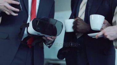 VR kulaklık hakkında açıklayan işadamı