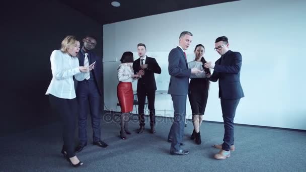 Group of people do a photo using smartphones — Stock Video