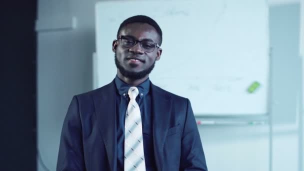 Glada afrikanska affärsman leende och titta på kameran — Stockvideo