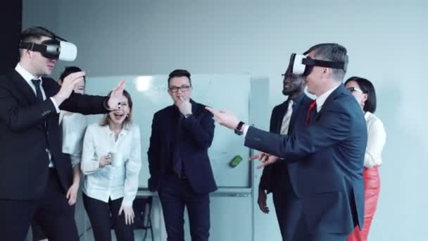 Бизнесмены пробуют виртуальную реальность — стоковое видео