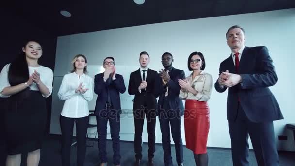 Applaudierende Büromenschen — Stockvideo