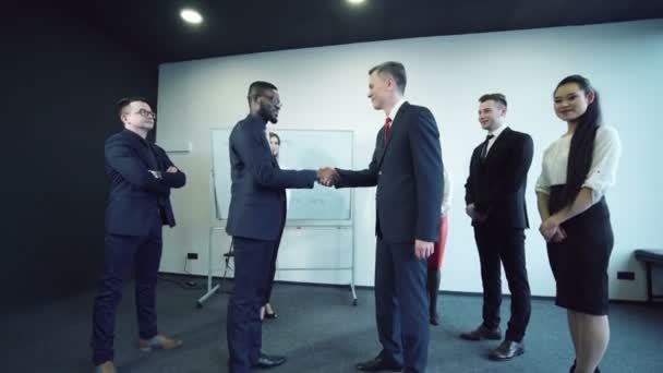 握手をするビジネスマン — ストック動画