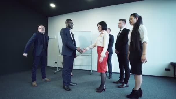 握手をするビジネスマン — ストック動画