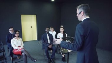 Özenli genç hedef kitleye bir iş toplantısı