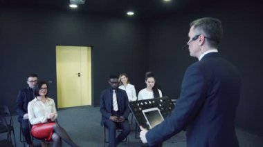Bir toplantıda sunu işadamı