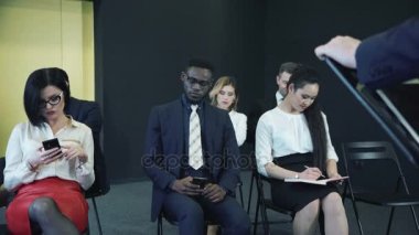 Germe ve internette sörf ofis çalışanı
