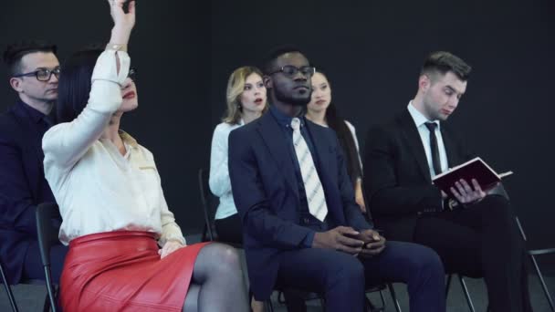 Mujer de negocios levanta la mano en la conferencia — Vídeos de Stock