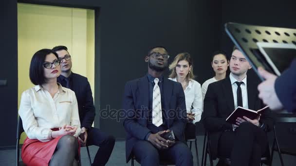 Homem jornalista levanta a mão na conferência de imprensa — Vídeo de Stock