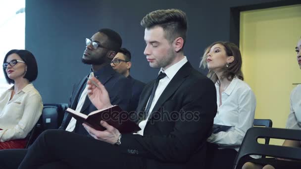 Man journalist werpt zijn hand op persconferentie — Stockvideo