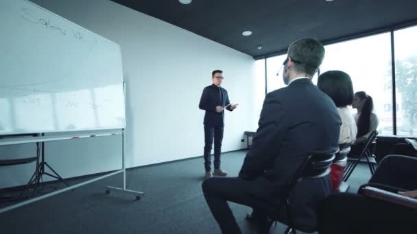 Два бизнесмена делают презентацию — стоковое видео