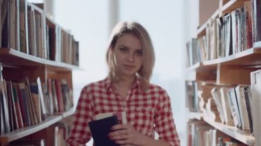 Kameraya bakarak kitap kadınla