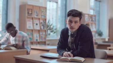 Başvuru Odası bir kitap okuma kişi