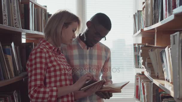 Hombre y mujer leyendo un libro — Vídeo de stock