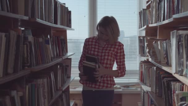 Mujer tomando los libros — Vídeos de Stock