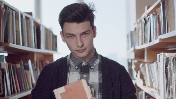 Vrolijke man in de bibliotheek — Stockvideo