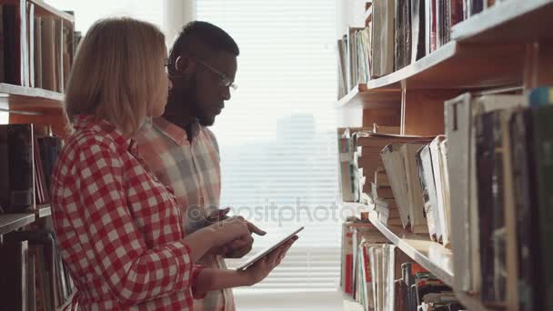 Man och kvinna läser en bok — Stockvideo