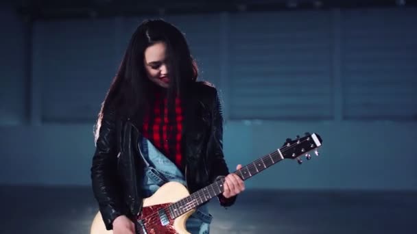 Frau spielt Gitarre im Hangar — Stockvideo