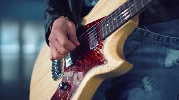 Donna che suona la chitarra elettrica — Video Stock