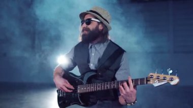 Şapka kapalı performans gitar çalan