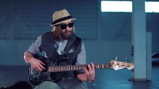 Guitarrista en sombrero actuando en interiores — Vídeos de Stock