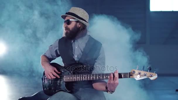 Gitarrist i hatt utför inomhus — Stockvideo
