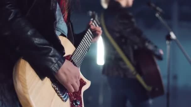 Mujer tocando guitarra eléctrica — Vídeos de Stock